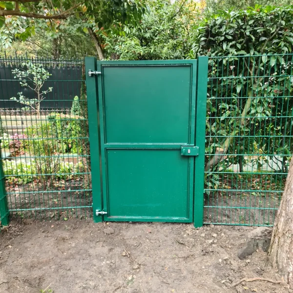 installation-portillon-metal-parlons-jardin